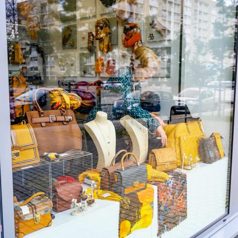 Chez Pressing & Couture des Gayeulles, découvrez les changements saisonniers qui enrichissent notre sélection, vous invitant à exprimer votre individualité à travers des bijoux et accessoires qui vous ressemblent.
